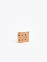 Billetera rectangular de cuero vacuno color rosado, con estampado de frambuesas y doble cierre superior.