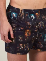 Bóxer de algodón blanco con estampado de flores pequeñas color celeste, con cintura elástica y logo de la marca en el centro.