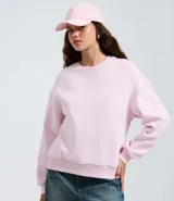 Buzo de algodón con felpa, color rosado, con cuello redondo, mangas largas y puños y bajo en rib. Presenta un estampado localizado en el pecho.