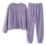 Conjunto de pijama de dos piezas confeccionado en plush suave con textura de ochos. Incluye una remera de manga larga con cuello redondo y un pantalón de corte recto con cintura elástica.