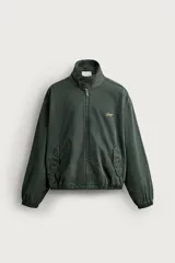 Cazadora relaxed fit de denim de algodón color verde oscuro, con cuello subido y cierre de cremallera frontal. Cuenta con bolsillos de vivo con solapa en la cadera, acabados elásticos y detalle bordado a contraste en el pecho.