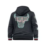 Canguro negro de Los Angeles Lakers con capucha forrada en color morado, cordones ajustables, bolsillo tipo canguro y rayas moradas en los puños. Presenta el nombre del equipo y el logo de la NBA bordados en el pecho.