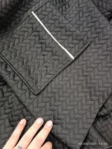 Bata clásica verde inglés con bolsillos y tela capitoneada.