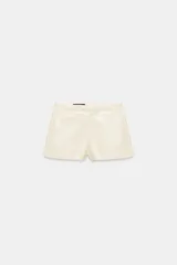 Shorts de tiro bajo confeccionados en material efecto piel, con bolsillos delanteros y cierre frontal con cremallera y gancho metálico.