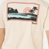 Remera de manga corta color beige, con cuello redondo y pequeño estampado frontal con palmeras y logo de la marca Rip Curl.