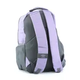 Mochila Umbro de color lila con detalles en gris oscuro. Presenta múltiples compartimentos con cierres, bolsillos laterales de malla y el logo Umbro estampado en el frente con un patrón geométrico en tonos de lila.