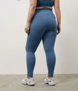 Legging deportiva de microfibra color azul, con cintura alta de diseño cruzado en forma de V y ajuste ceñido al cuerpo.