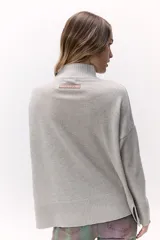 Suéter de punto color naranja, con cuello alto y mangas largas.