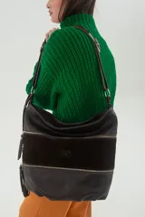 Cartera tipo tote de cuero vacuno marrón chocolate, con paneles de descarne agamuzado, doble bolsillo frontal con cierre metálico, correa regulable con textura croco, forro de tela con bolsillo interno con cierre y bolsillo para celular.