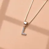 Collar de cadena fina en plata 925 con dije en forma de letra inicial decorado con pequeñas circonias brillantes.