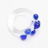 Anillo artesanal de vidrio transparente con diseño irregular y esferas decorativas en color azul cerúleo.