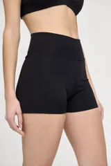 Minishort deportivo negro de compresión media, tiro alto y largo de pierna corto.