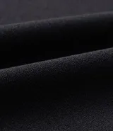 Pantalón de corte fluido y estilo pijama, color negro, con cintura elástica ajustable mediante lazo y detalle de tiras con hebilla en los tobillos.
