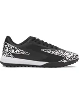 Championes de fútbol Under Armour Shadow Turf 3, diseñados para césped artificial. Presentan un diseño en color negro con detalles gráficos en blanco y negro en la puntera y el talón. Cuentan con suela de goma con tacos estratégicos para un agarre máximo y entresuela Charged Cushioning para mayor amortiguación.