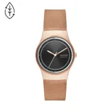 Reloj Skagen modelo Sol con caja redonda de acero color oro rosa y malla metálica a juego. Esfera negra con agujas plateadas y mecanismo solar.