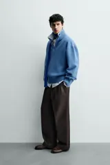 Jersey de hombre con textura efecto pelo, corte boxy fit, cuello perkins con cierre frontal de cremallera, manga larga y acabados en rib.