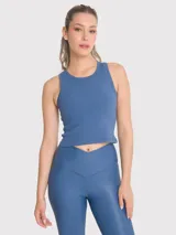 Musculosa corta azul de tejido acanalado, con cuello redondo y logo bordado en el pecho.