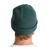 Gorro tipo beanie de tejido acanalado en color verde oscuro, con vuelta en el borde y parche de cuero sintético con logo de la marca Roark en la parte frontal.