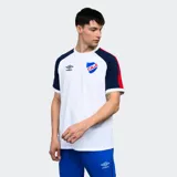 Remera de algodón azul con mangas raglán rojas y detalles en blanco en cuello y puños. Incluye logo de Umbro bordado en el pecho y escudo del Club Nacional de Football.