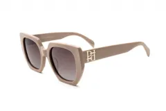 Lentes de sol Prune modelo Eliette, con armazón de acetato en color beige y cristales degradados. Presentan un diseño de marco cuadrado con detalle de logo metálico dorado en las patillas.