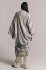 Túnica midi ZARA Woman Collection confeccionada en hilatura con mezcla de lino, con diseño a rayas en tonos beige, gris y azul. Presenta escote en V, manga por debajo del codo, detalle de frunces en el delantero y bajo asimétrico.
