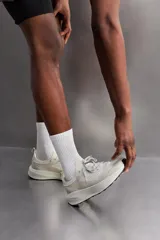 Zapatilla deportiva de correr color caqui, con capellada de tejido de punto transpirable y ajuste con cordones. Cuenta con refuerzos Shield Protect Max en puntera y talón, tirador trasero, plantilla OrthoLite® y entresuela Spume Foam V3.