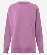 Buzo cerrado deportivo de corte oversized, color violeta, con cuello redondo, mangas largas con puños acanalados y bolsillo frontal funcional. Presenta detalles de encaje en los laterales y ruedo acanalado.