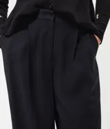 Pantalón wide leg de sastrería color negro, confeccionado en viscosa y poliéster, con cintura estructurada y caída fluida.