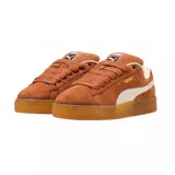 Championes Puma modelo Suede XL, color azul vibrante con detalles en blanco. Presentan un diseño clásico de gamuza con cordones anchos, suela de goma texturizada y el logo de la marca en dorado en el lateral.