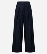 Pantalón wide leg de jean azul oscuro, de talle alto con pretina estructurada, pinzas frontales, sobreposición cruzada y piernas amplias.