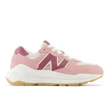 Championes urbanos New Balance modelo 5740, color rosa con detalles en blanco y bordó, confeccionados en gamuza y malla, con logo "N" característico en los laterales y entresuela con plataforma.