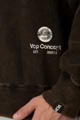 Buzo de cuello redondo con efecto desgastado, de calce oversize y mangas largas. Presenta un pequeño logo estampado en la parte inferior frontal y una etiqueta pequeña en el puño.