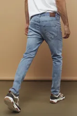 Pantalón de jean celeste de corte ajustado.