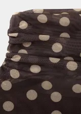 Camiseta marrón de manga larga con cuello alto y estampa de lunares claros, confeccionada en tejido de malla semitransparente.