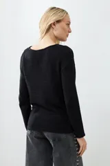 Sweater fucsia de tejido de punto con detalle de cinta calada en el canesú.