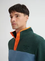 Buzo de polar color borgoña y marrón, con cuello alto con botones a presión y bolsillos laterales.