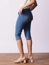 Pantalón capri de denim elastizado, color celeste.