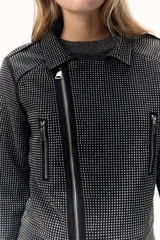 Campera negra de corte rockero con tachas plateadas, cierre asimétrico y cuello solapa.