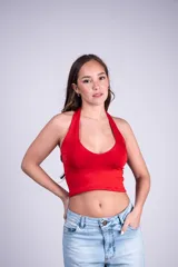 Top color rojo, de corte corto, con escote en V pronunciado y tirantes anudados al cuello estilo halter.