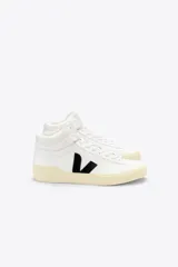 Championes de caña alta Veja modelo Minotaur, color blanco con logo lateral en negro y suela color crema.