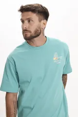 Remera de manga corta, color verde menta, con cuello redondo y un pequeño estampado gráfico en el pecho.