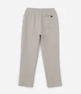 Pantalón de corte recto confeccionado en tejido de algodón y poliéster, con cintura elástica ajustable mediante lazo y bolsillos laterales.