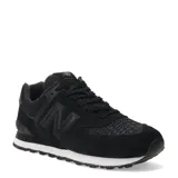 Championes urbanos New Balance modelo 574, color negro con textura de piel de serpiente en la puntera y laterales. Presentan el logo N característico en los costados, entresuela blanca con detalles moteados y suela de goma negra.