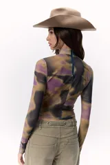 Top de microtul con cuello alto y cierre en la espalda. Cuenta con frunces en el pecho y enganche para el pulgar.