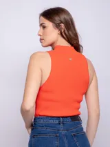 Top negro de tejido de punto, sin mangas y con cuello alto.