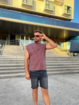 Musculosa marrón con cuello alto y diseño bordado en el frente.