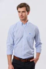 Camisa de manga larga con estampa de cuadros pequeños en tonos celeste y blanco, cuello con botones y bolsillo ojal en el pecho con detalle bordado.