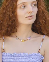 Collar corto de cuentas de colores con dije de pez de cerámica, piedras naturales y detalles en plata 925.