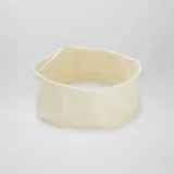 Cinta para el pelo ancha de tela color beige.