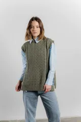 Chaleco de punto color verde militar, con cuello redondo, sisa amplia y diseño texturizado.